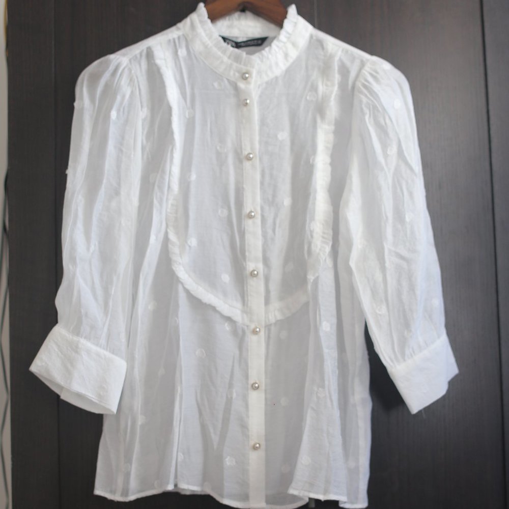 NWT WHITE VINTAGE DOTTED JACQUARD BLOUSE.